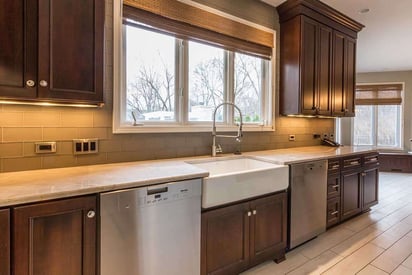 Kitchen sink with a single large ceramic basin and three retractable windows